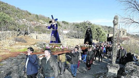 El Nazareno y María suben a El Calvario de Las Casas del Conde