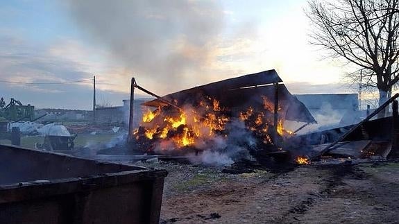 Queman un pajar y remolques en otro ataque vandálico en Fuentepelayo