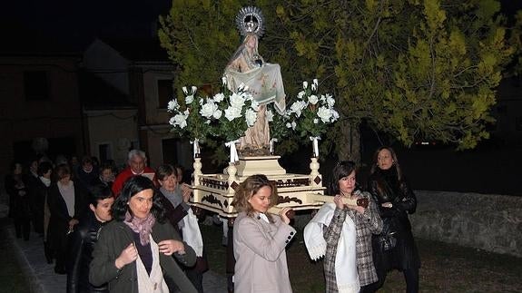 Solemne fervor en la procesión del Santo Entierro de Fuentepiñel