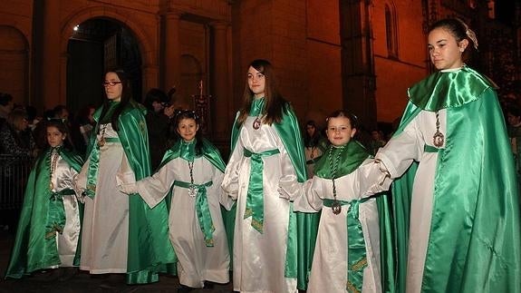 Miles de personas acompañan la Procesión de los Pasos