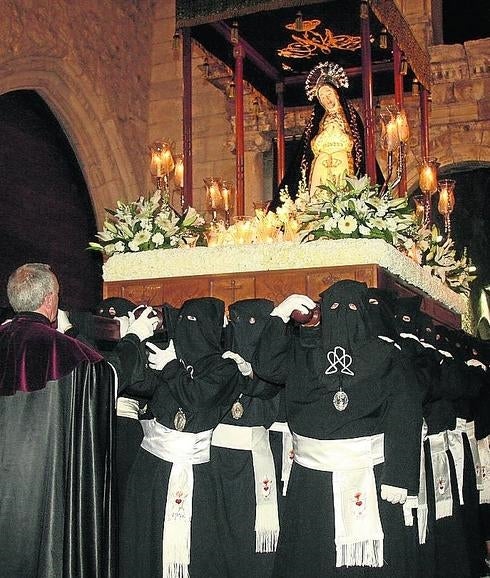 Saetas y aplausos rompen el silencio