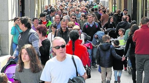 Los turistas ofician la 'procesión' más multitudinaria de Segovia