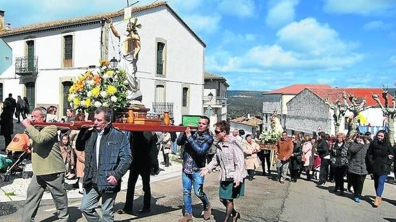 Ledrada estrena la imagen del Resucitado en el cierre de su Semana Santa