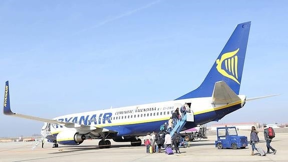 Denuncia que Ryanair le sugirió «arrastrarse» hasta el avión sin su silla de ruedas