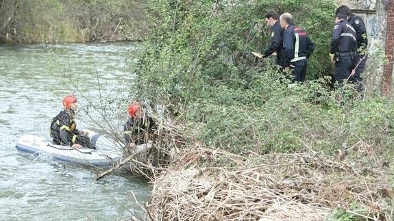 Buscan a un niño arrastrado por las aguas del río Sil en Ponferrada al intentar recuperar un balón