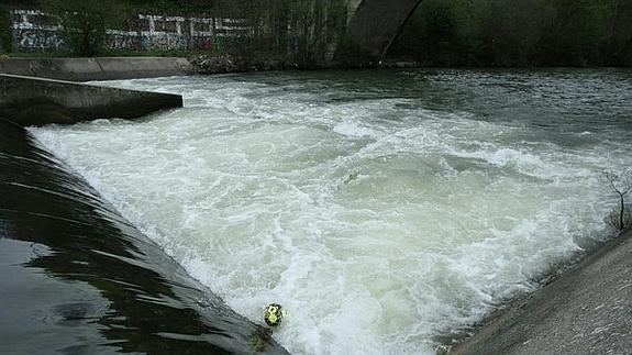Los equipos de rescate suspenden la búsqueda del adolescente arrastrado por las aguas