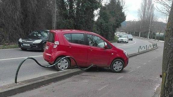Pierde el control de su vehículo, superando los protectores del carril-bici