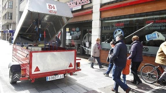 En busca de daños bajo una densa capa negra