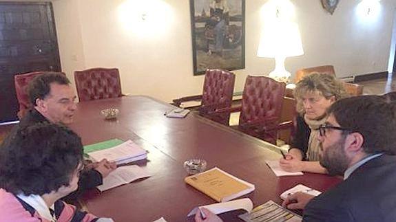 Sánchez Cabrera recibe al presidente de la Unión de Consumidores de Arévalo