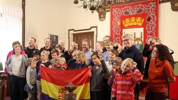 Familiares de un brigadista sueco visitan el Museo de Baltasar Lobo