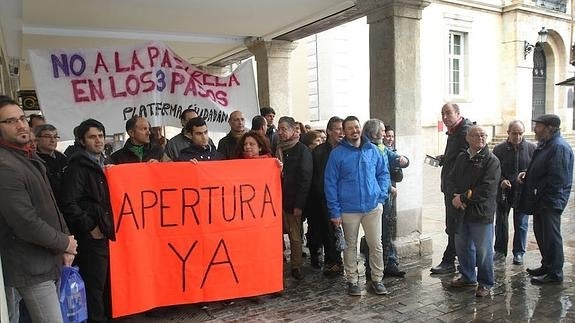La Plataforma en Defensa del Ferrocarril pide al alcalde que respete la legalidad en Los Tres Pasos