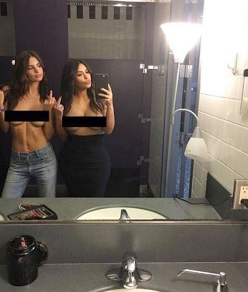 Kim Kardashian y Emily Ratajkowski comparten selfie en topless, con peineta incluida