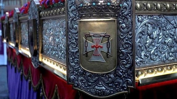 La asociación de la memoria histórica critica los símbolos franquistas de una cofradía de Palencia