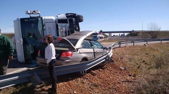Dos fallecidos en el choque de un camión y un turismo en la provincia de León