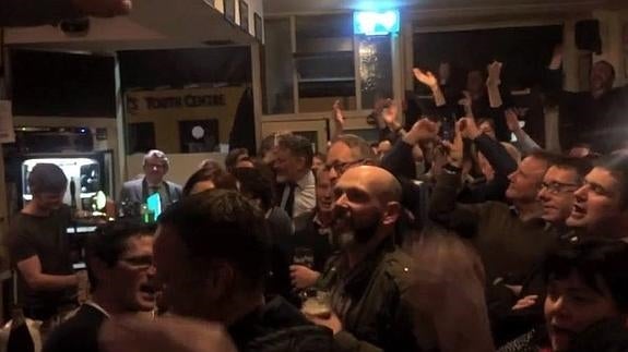 Despiden a su amigo fallecido cantando a coro 'Mr Brightside', de The Killers