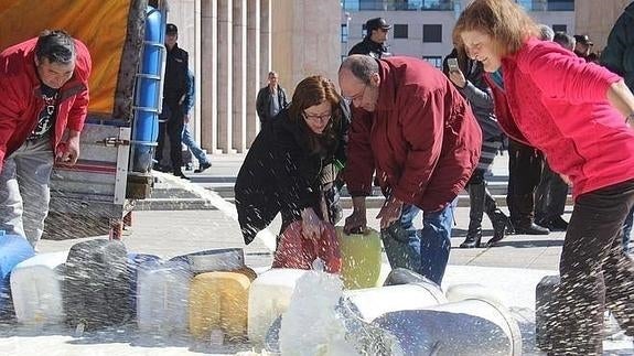 Derramados 2.000 litros de leche ante la Delegación de la Junta
