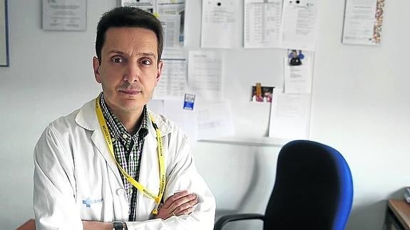 Daniel de Luis enseña en el aula de El Norte a comer bien para proteger los huesos