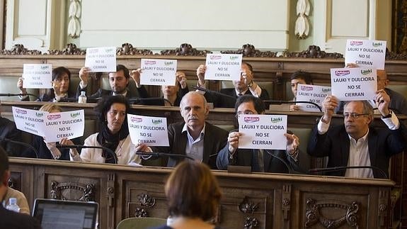 Consenso municipal contra los cierres de Lauki y Dulciora