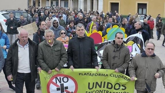 Más de 300 personas claman en Fuentepelayo «por una comarca libre de contaminación»