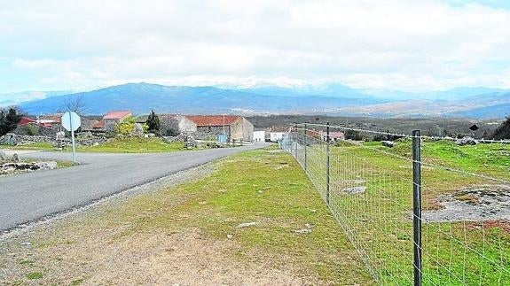 Ganaderos de Aldeacipreste se unen para vallar los prados que dan a las carreteras