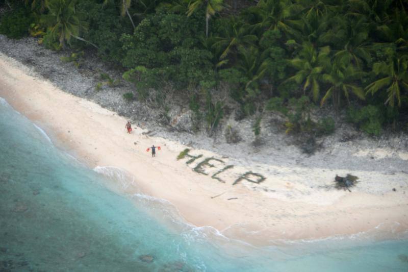 Rescatados tres náugrafos en la isla de Fanadik, tras escribir la palabra «help» en la arena