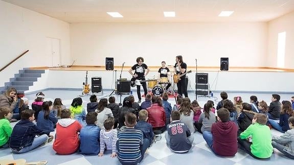 El proyecto 'El Rock suena... en tu cole' llega a más de 8.000 escolares de 50 centros educativos