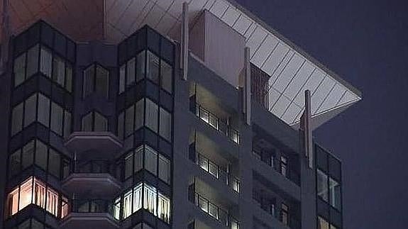 Una niña se tira por la ventana después de ver unos dibujos cuyo protagonista volaba