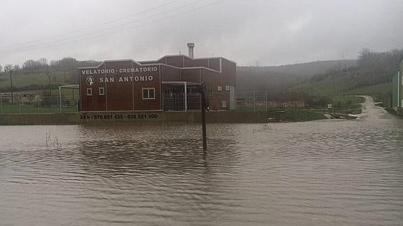 Una tromba de agua anega varias calles de Guardo