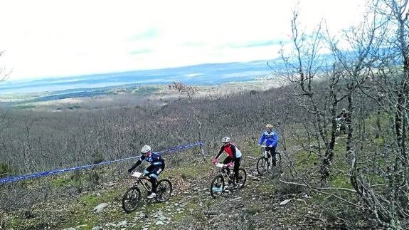 Casi un centenar de ciclistas participan en una prueba de orientación en Escurial de la Sierra