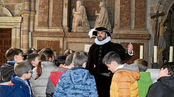 El marqués de Aguilar, de ruta con los escolares