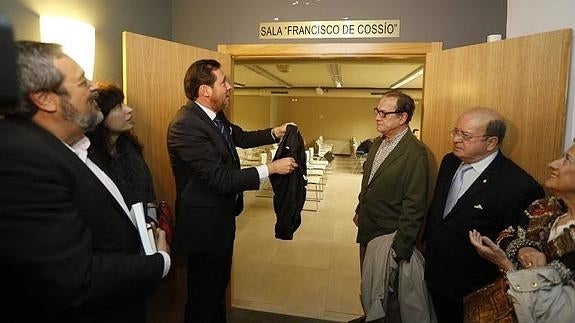 Francisco de Cossío vuelve a la Casa Revilla, que estrena salón con su nombre