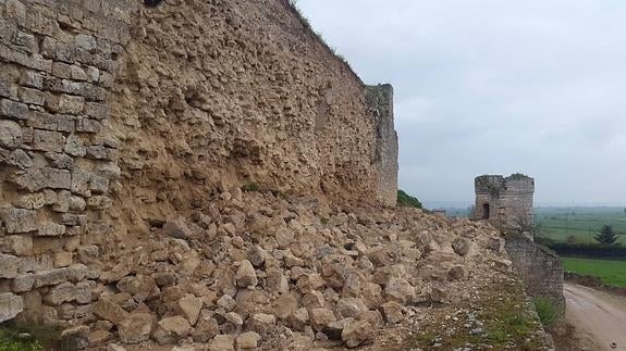 Las lluvias provocan el desplome de parte del lienzo exterior del castillo medieval de Trigueros