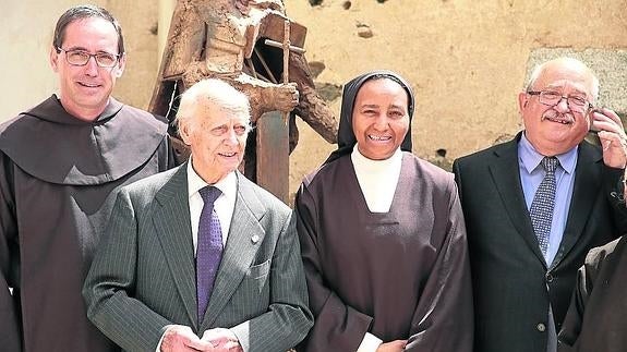 El ‘Carmus’ luce ya la nueva escultura de Santa Teresa de Venancio Blanco