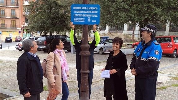 La prohibición de subirse al Acueducto ya tiene placa en castellano, inglés y francés