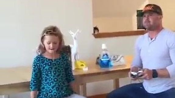 Un padre utiliza un drone para extraer un diente a su hija