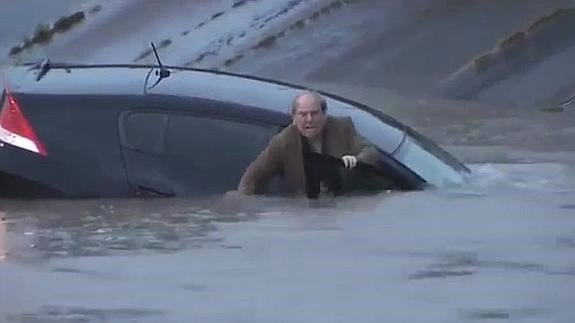 Un periodista rescata a un hombre que había sido arrastrado con su coche por el agua