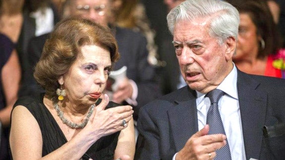 La mujer de Vargas Llosa aterriza en Madrid ante la ausencia de su marido