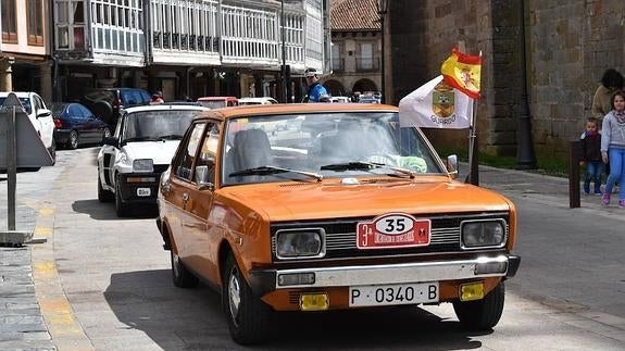Un Aguilar bullicioso, entre la compras y los coches clásicos