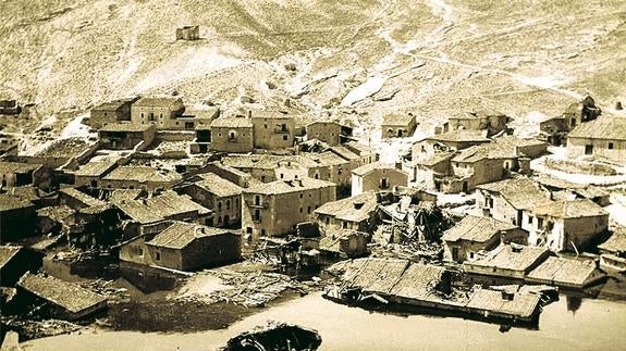 Ayllón recuerda la represión franquista en Linares del Arroyo, el pueblo engullido por el embalse