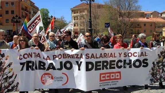 300 personas se suman a la manifestación del 1º de Mayo para reivindicar los derechos perdidos