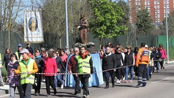 Decenas de palentinos participan en la marcha salesiana de María Auxiliadora