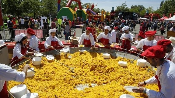 Asprona cambiará este año la paellada por la tortilla gigante hecha por Grupo Dia