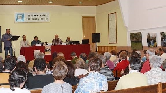 El recital de poesía de La Protectora Obrera encandila al público de Nava