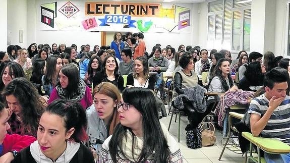 Una jornada de lectura internacional en el instituto de Venta de Baños