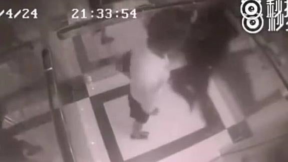 Una mujer golpea a un hombre que intentaba acosarla en un ascensor