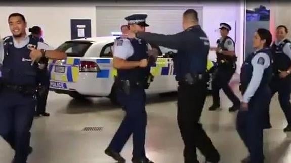 Unos policías de Nueva Zelanda bailan al ritmo de 'My Boo'