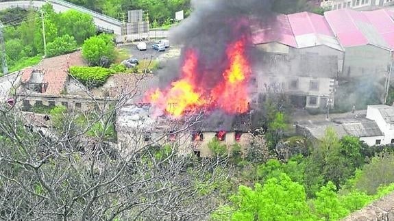 Un espectacular fuego calcina una antigua fábrica en un polígono industrial de Béjar