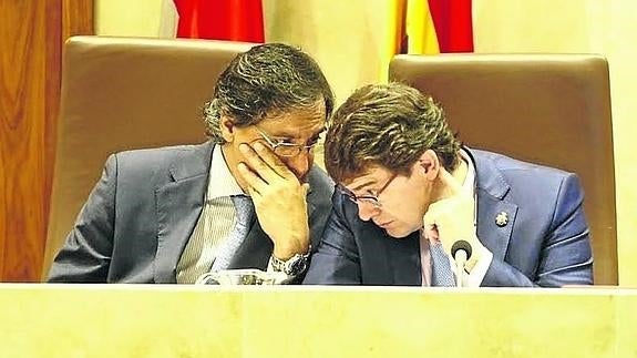 Acusan a Mañueco de expedientes «a dedo» y favorecer a «empresas amigas»