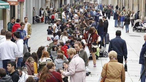 Cientos de jóvenes esperan horas en la Calle Mayor de Palencia para las entradas de la fiesta de ITA