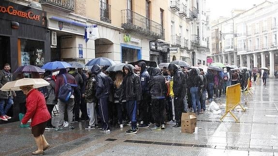 Largas colas y mucha suciedad en el preludio de la fiesta de la ITA en Palencia